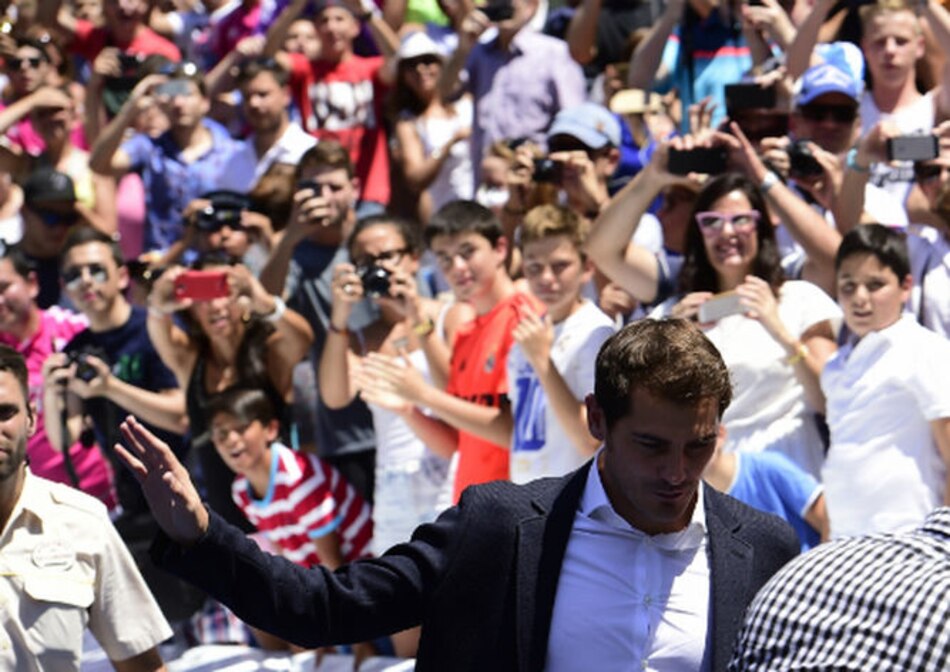Iker Casillas pisa el césped del Bernabéu y se despide de la afición