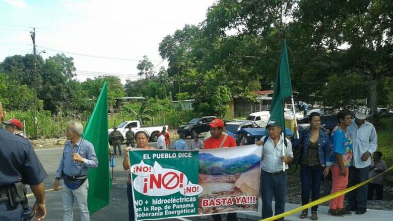 Coordinadora de Bugaba protesta en medio de inauguración de un puente
