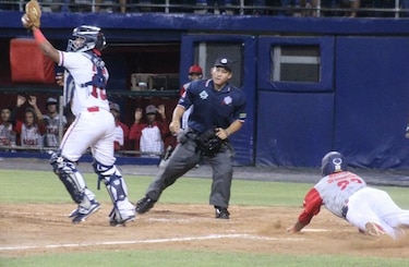 El campeón parte por delante en el béisbol juvenil