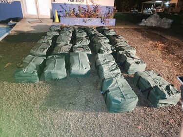 Policía decomisa mil 234 paquetes con droga en un puerto del Pacífico