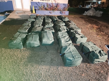 Policía decomisa mil 234 paquetes con droga en un puerto del Pacífico