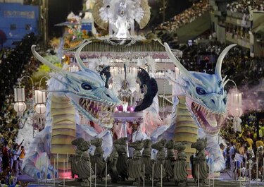 El sambódromo de Río de Janeiro se inunda de música, luces y color