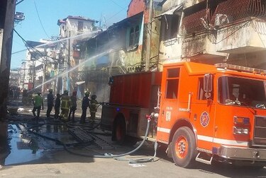 Bomberos reportan incendio en caserón en la ciudad de Colón