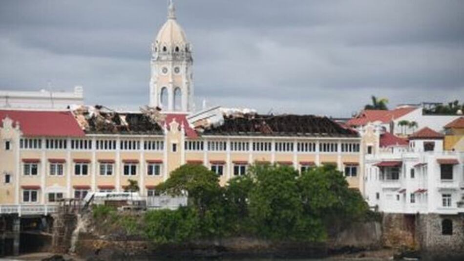 Tras voladura de techo, inspeccionan edificio en la Cancillería de la República