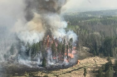 Más de 17,000 personas evacuadas tras un incendio en la provincia canadiense de Manitoba