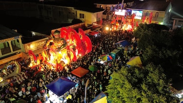Las Reinas de Calle Arriba y Calle Abajo deslumbran en Las Tablas con un espectacular desfile