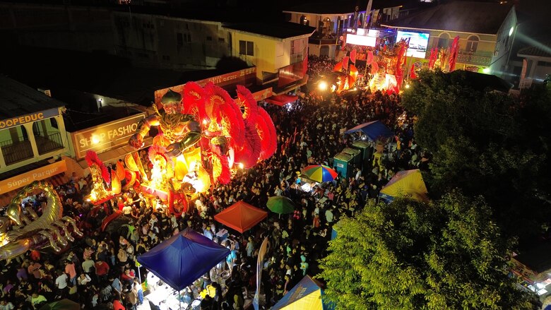 Las Reinas de Calle Arriba y Calle Abajo deslumbran en Las Tablas con un espectacular desfile