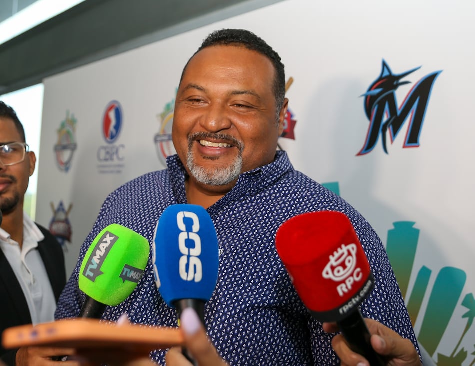 Carlos Lee sigue de cerca a los peloteros panameños