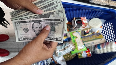 Trabajadores insisten en que el salario mínimo promedio se eleve sobre los $700 mensuales