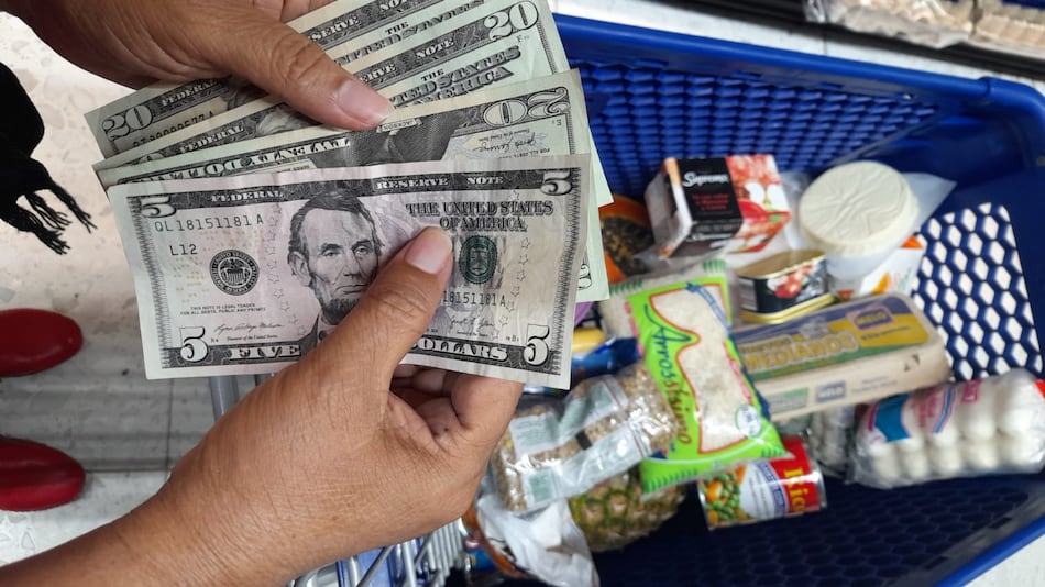 Trabajadores insisten en que el salario mínimo promedio se eleve sobre los $700 mensuales