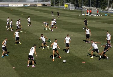 Ancelotti debe resolver su primer rompecabezas en el once