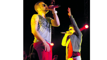 Dúo cautiva con sus canciones