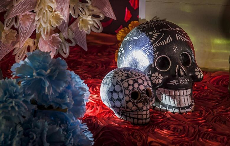Diseñador Jean Paul Gaultier colabora en tradicional ofrenda del Día de los Muertos