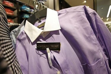 Líderes hispanos piden a empresas que rompan con Donald Trump