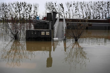 Cientos evacúan París mientras continúan crecidas del río Sena