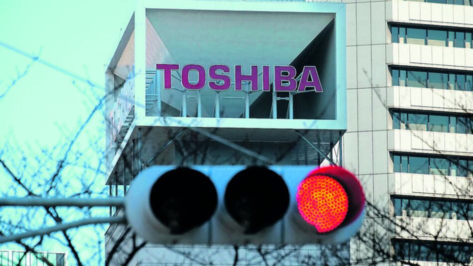 Toshiba evita salida de bolsa por ahora