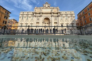 Así es la pasarela por la que se puede ver ahora a la Fontada de Trevi en Roma