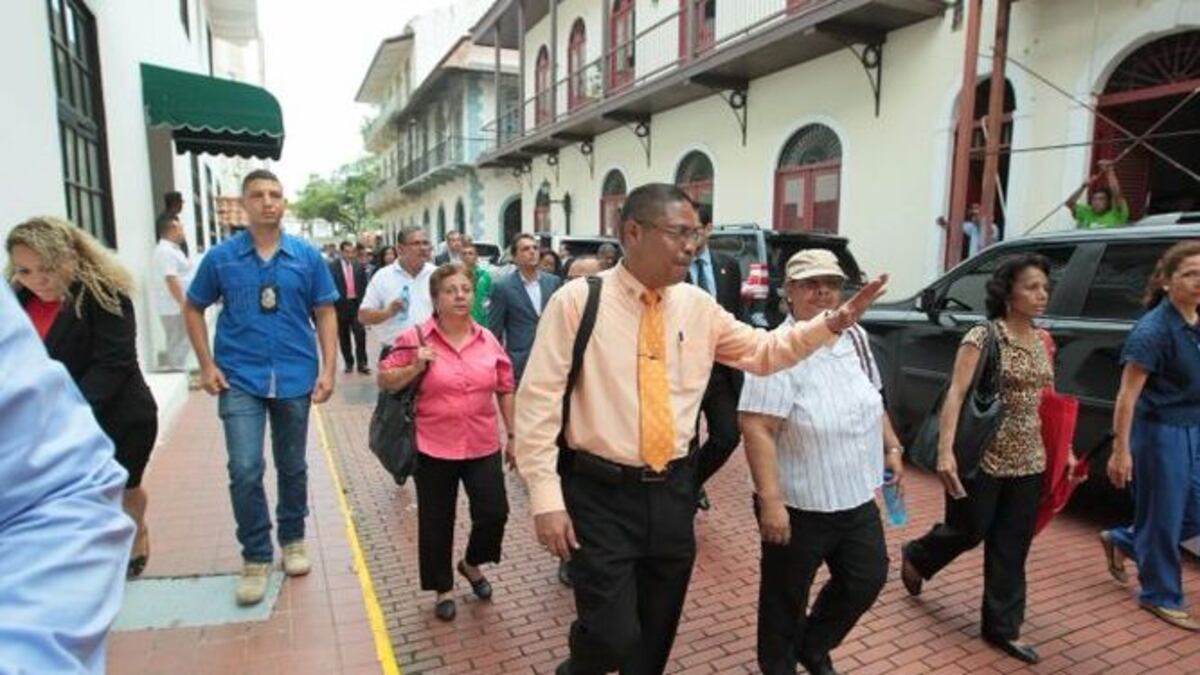 Comisión de alto nivel y docentes se reúnen en Presidencia