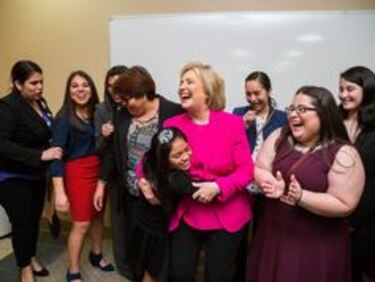 FBI interroga a asesora de Hillary Clinton sobre correos electrónicos