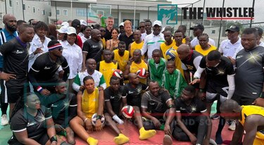 El príncipe Harry y Meghan juegan al voleibol con veteranos de guerra en Nigeria