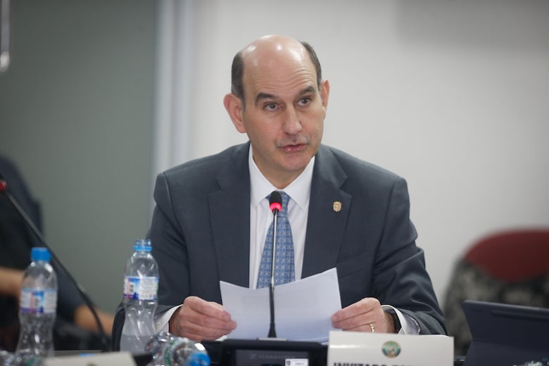 Comisión de Presupuesto recorta ambiciones del ministro Chapman en el traslado de partidas