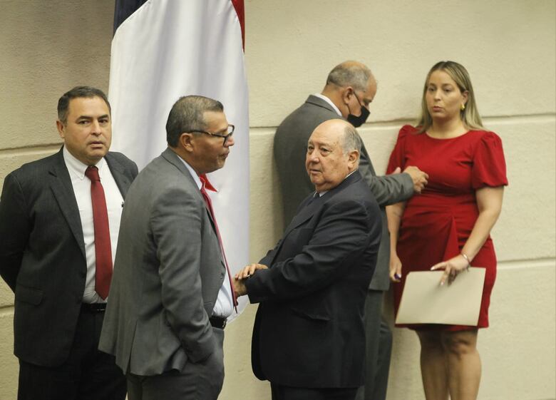 Más trabajo en comisiones, pero grandes deudas por saldar: la recta final de la Asamblea