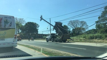 Camión derriba poste de tendido eléctrico en La Cabima