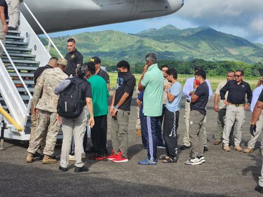 Panamá realiza sexto vuelo de deportación hacia la India con 130 migrantes