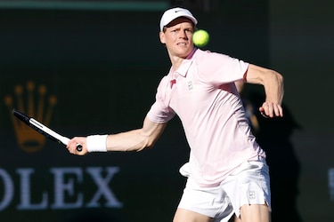 Sabalenka y Sinner avanzan en Indian Wells; Osaka sufre