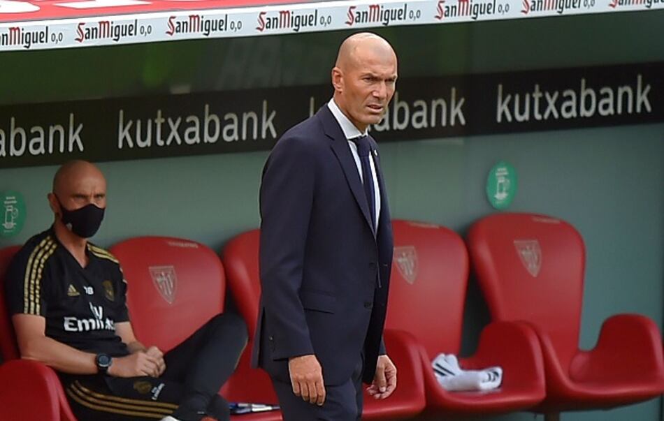 Zidane está “cansado” de las polémicas sobre arbitrajes al Real Madrid