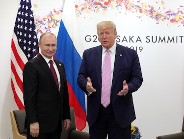 Trump analiza invitar a Zelenski a su encuentro con Putin en Alaska, según medios