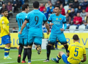 Goles de Neymar y Suárez distancian a Barcelona