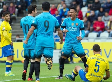 Goles de Neymar y Suárez distancian a Barcelona