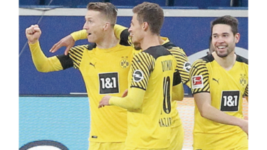 Dortmund gana al Hoffenheim y presiona de nuevo al Bayern