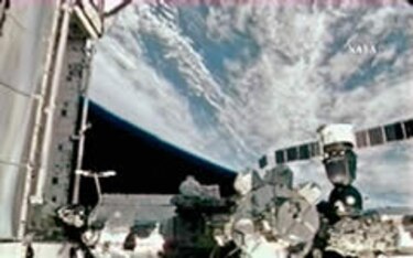 Astronautas arreglarán agujero