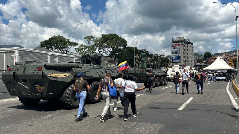 ‘Si tengo que dejar mi vida luchando, la dejo’: el entrenamiento a civiles que hace el gobierno de Venezuela