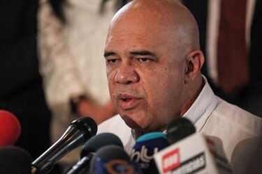 Oposición se disculpa por la forma en que retiró imágenes de Chávez y Bolívar del Parlamento