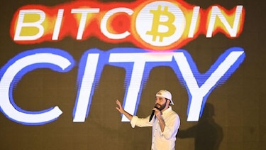 Qué pasó con el experimento de Bukele de convertir a El Salvador en el "país del bitcoin"