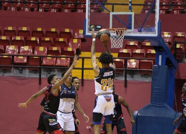Dragones y Toros defienden su invicto en emocionante duelo en Chiriquí