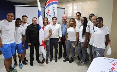 Entregan la bandera panameña a Nathalee Aranda