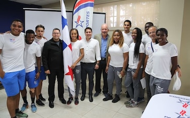Entregan la bandera panameña a Nathalee Aranda
