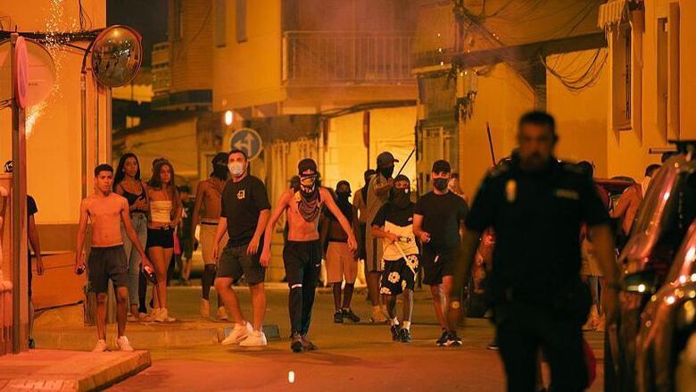 4 claves sobre lo que está pasando en la ciudad española en la que grupos de ultraderecha persiguieron a migrantes