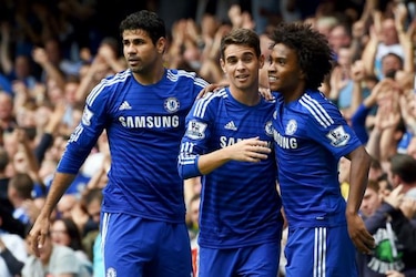 Con goles brasileños el Chelsea se mantiene de líder