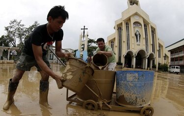 Sube a 54 el número de muertos tras el paso del tifón 'Koppu' en Filipinas