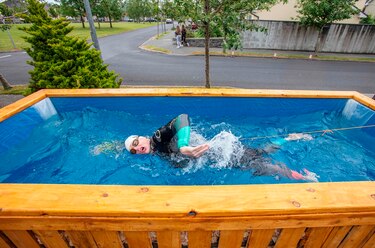 Un triatleta ciego y su pequeña caja para entrenar en casa