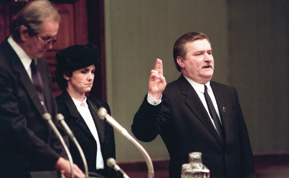 Lech Walesa se despide antes de entrar a cirugía