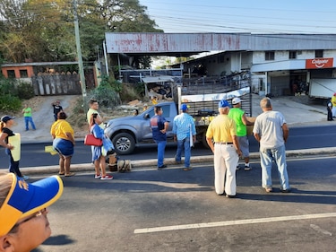 Un grupo de fanáticos herreranos cerró vía para exigir tres partidos de local en la semifinal del béisbol mayor
