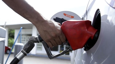 Leve baja en los precios de la gasolina desde este viernes