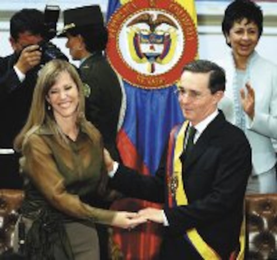 Uribe jura por segunda vez como presidente de Colombia