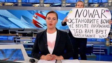 Denuncian un posible envenenamiento de la periodista rusa que protestó en directo contra la guerra